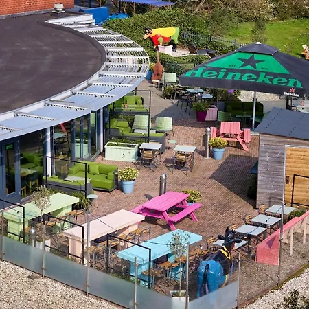 ويست كورد آرت هوتل 4 ستارز فندق