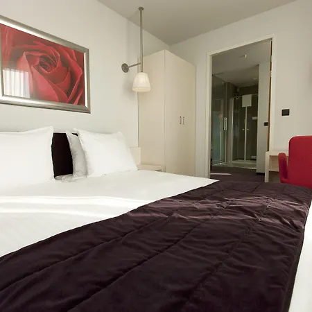 ويست كورد آرت هوتل 4 ستارز فندق 4*