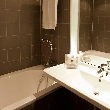 ويست كورد آرت هوتل 4 ستارز 4*