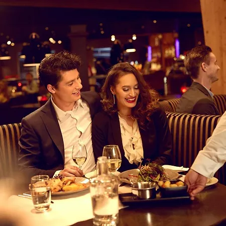 ويست كورد آرت هوتل 4 ستارز فندق